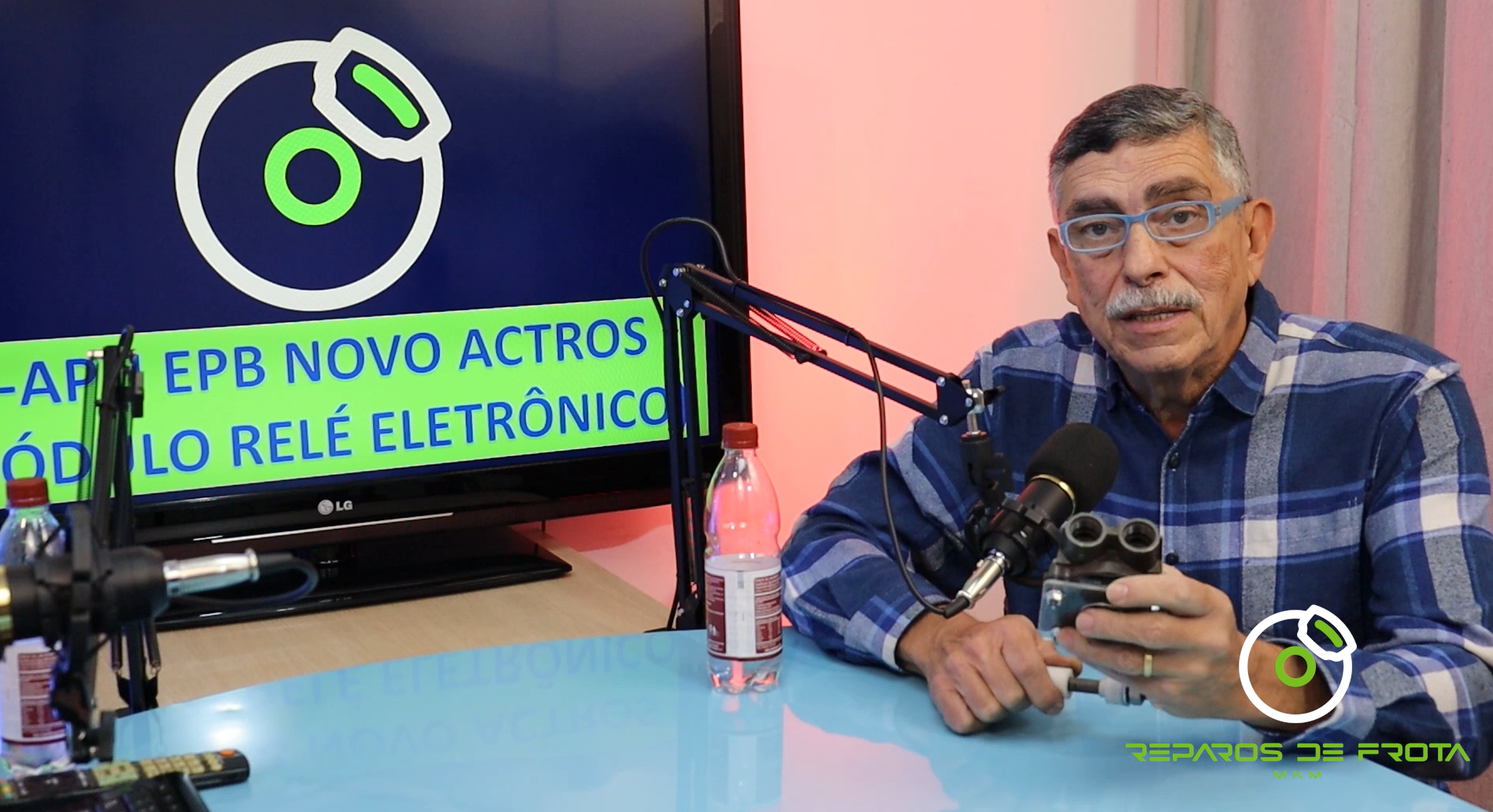 Fábio Frota demonstrando um componente no estúdio da Reparos de Frota