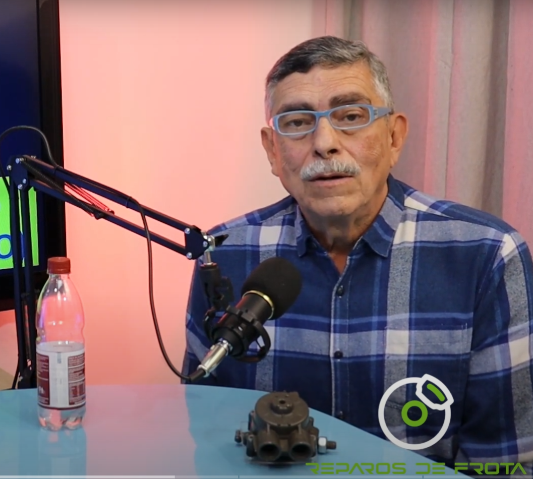 Instrutor Fábio Frota no estúdio, com microfone e uma válvula sobre a mesa